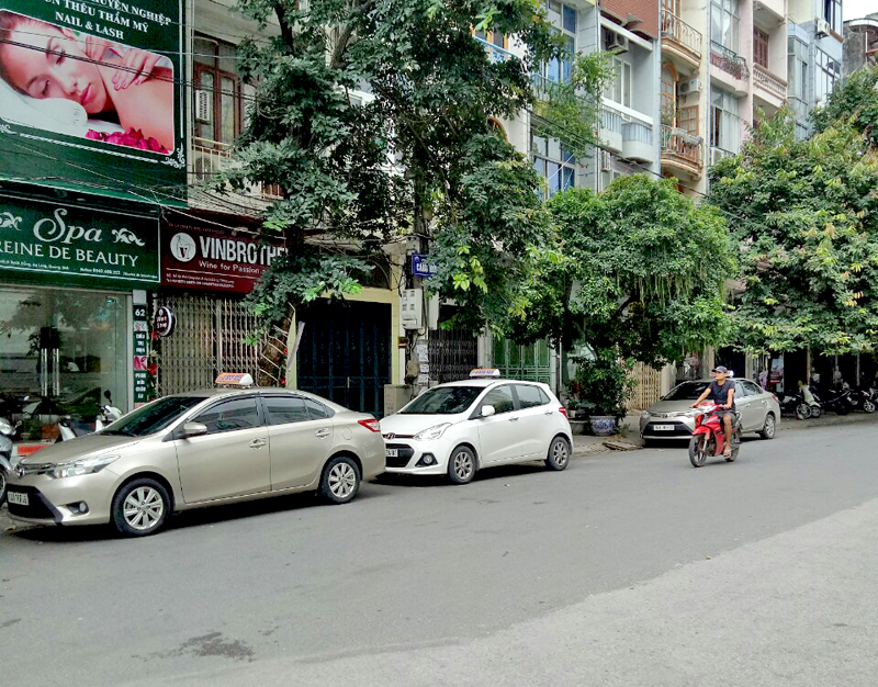 Những chiếc tacxi chỉ gắn mào có số điện thoại của các hãng đỗ tại khu vực gần Vincom Hạ Long, phường Bạch Đằng, TP Hạ Long.
