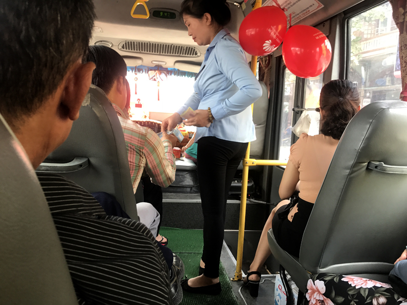 Phụ xe tuyến Bãi Cháy- Mông Dương chỉ thu tiền mà k xuất vé cho hành khách.