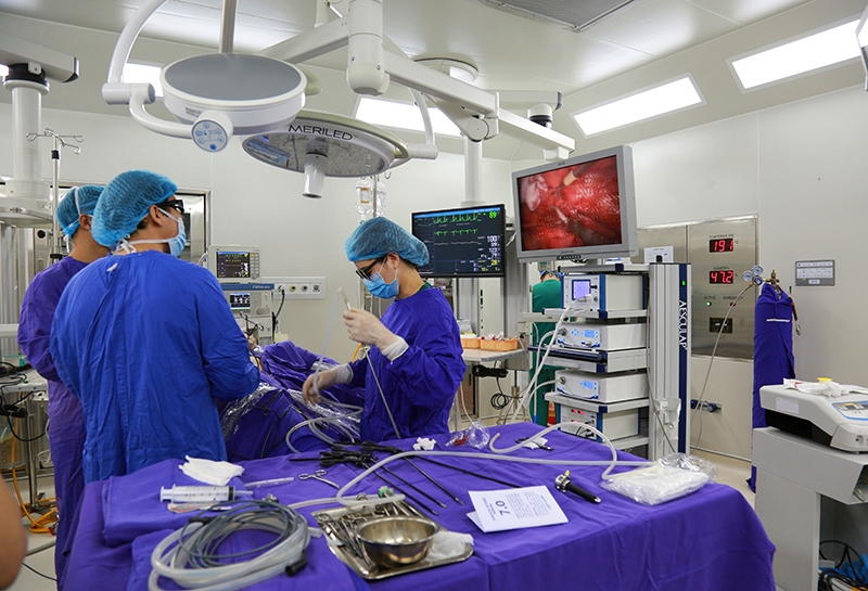 Bệnh viện Đa khoa tỉnh triển khai nhiều hệ thống máy móc hiện đại, tiên tiến. Trong ảnh: Các bác sĩ mổ nội soi bằng công nghệ 3D cho bệnh nhân