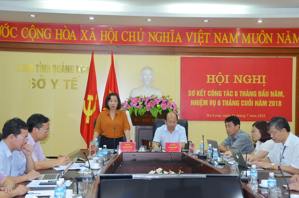 Đồng chí Vũ Thị Thu Thủy, Phó Chủ tịch UBND tỉnh, tặng quà cho trẻ em thuộc gia đình có hoàn cảnh có khăn tại phường Quang Trung, TP Uông Bí.