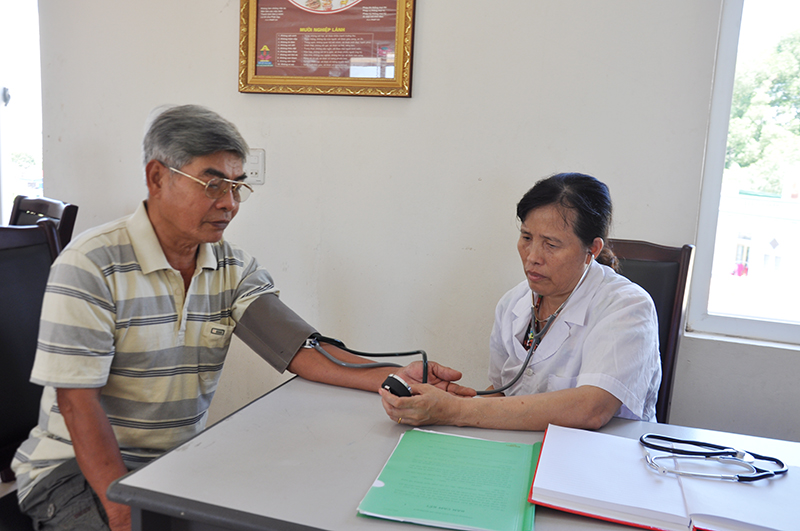 Bác sĩ Trung tâm Giải độc và phục hồi chức năng khám sức khỏe cho nạn nhân chất độc da cam/dioxin Quảng Ninh. (Ảnh: Hoàng Quý)