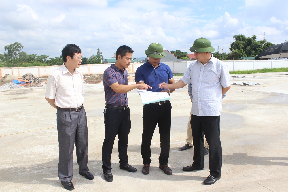 Lãnh đạo Thành ủy Móng Cái kiểm tra việc triển khai xây dựng trường mầm non trên địa bàn. Ảnh: Cổng TTĐT Móng Cái 