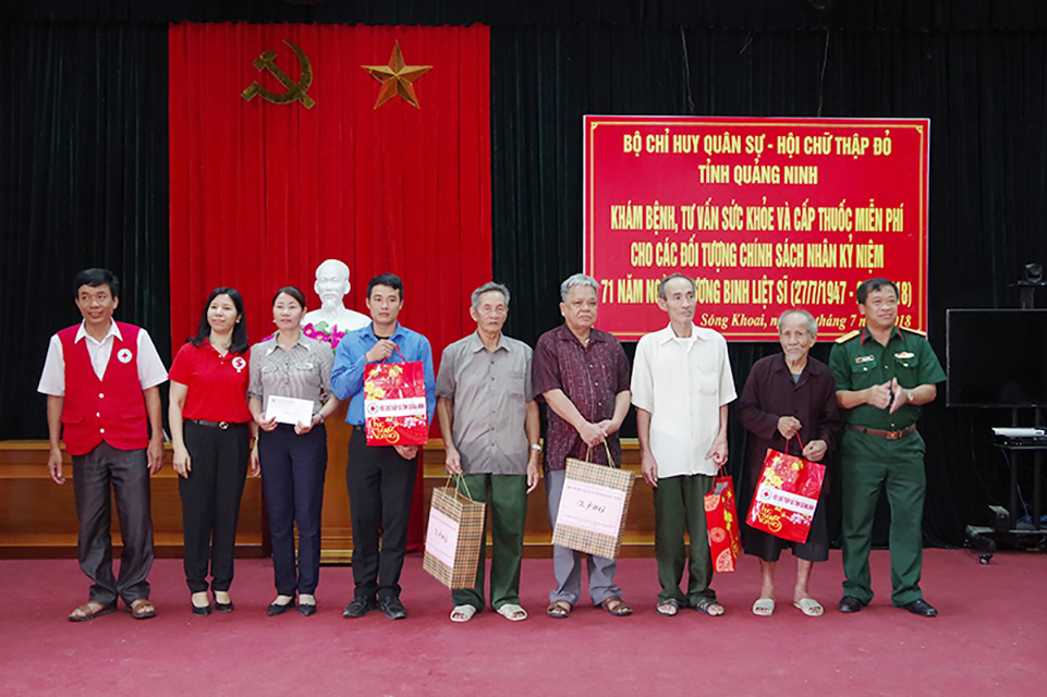 Bộ CHQS tỉnh, Hội Chữ Thập đỏ tỉnh tặng quà cho các đối tượng chính sách