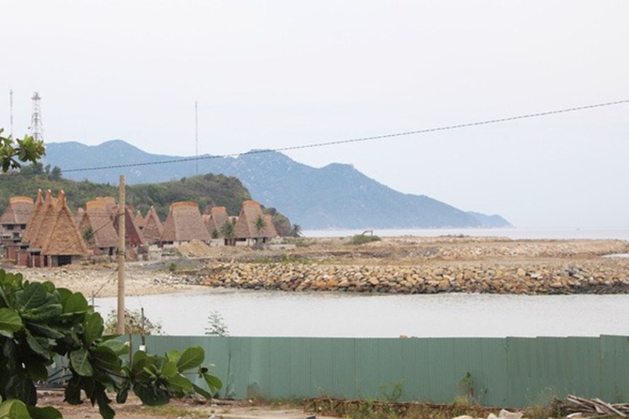 Dự án Khu nghỉ dưỡng Champarama đã ngang nhiên lấp danh thắng quốc gia Vịnh Nha Trang. Ảnh: Dân Trí