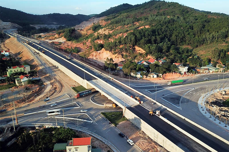 Hệ thống hạ tầng giao thông của Quảng Ninh đang tăng tốc để “về đích” trong quý III/2018. Ảnh cao tốc Hạ Long – Vân Đồn. 