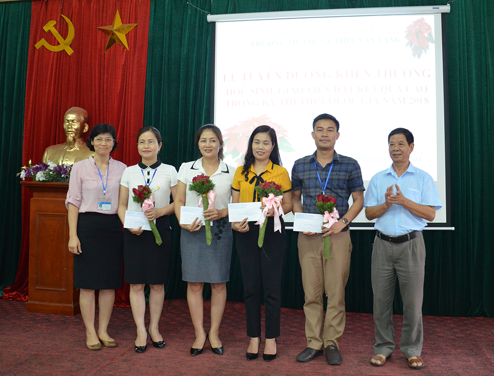 Hội đồng quản trị Trường TH-THCS-THPT Văn Lang và đại diện Sở GD&ĐT trao thưởng cho ban giám hiệu nhà trường