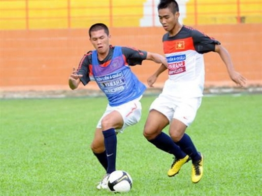  Từ Hữu Phước (trái) từng khoác áo U23 Việt Nam vào năm 2012.