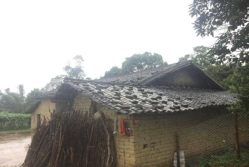 Cận cảnh ngôi nhà xây bằng gạch đất của anh La Văn Thủ, thôn Ngàn Mèo Dưới, xã Lục Hồn *Bình Liêu).