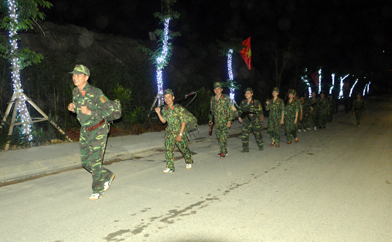 Cán bộ, chiến sĩ Ban Chỉ huy Quân sự TP Hạ Long tổ chức huấn hành quân dã ngoại ban đêm
