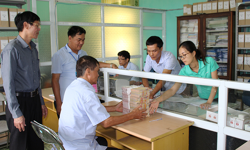 Những hộ dân đầu tiên của xã Tân Bình nhận tiền bồi thường GPMB.