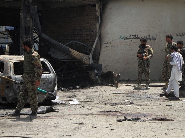 Lực lượng an ninh điều tra tại hiện trường một vụ tấn công ở Jalalabad, Afghanistan. (Ảnh: THX/TTXVN)