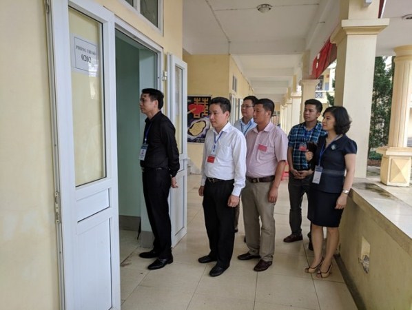 Thứ trưởng Bộ Giáo dục và Đào tạo Phạm Mạnh Hùng (ngoài cùng, bên trái) kiểm tra công tác thi tại Hà Giang. (Ảnh: CTV/Vietnam+)