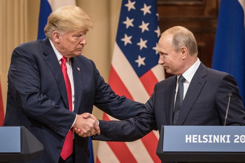 Tổng thống Donald Trump bắt tay Tổng thống Putin tại Hội nghị Thượng đỉnh. Ảnh:Nymag.