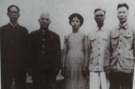 Đồng chí Đặng Châu Tuệ (ngoài cùng, bên trái) và các đảng viên trong Chi bộ đảng đầu tiên ở Mạo Khê. Ảnh: Tư liệu của Công ty Than Mạo Khê.