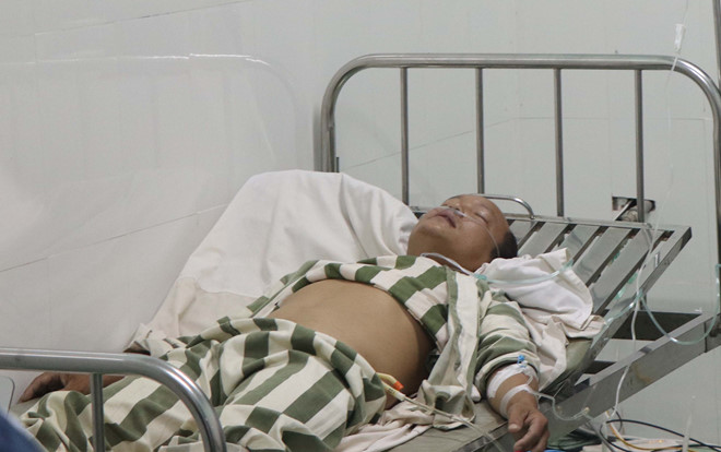 Ông Doanh lúc điều trị tại Bệnh viện đa khoa tỉnh Đắk Nông. Ảnh: Trần Lộc.