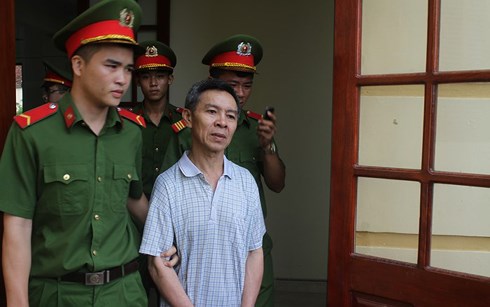 Nguyễn Hữu Sơn thất thểu rời tòa khi lĩnh án chung thân