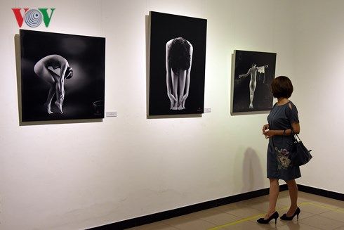 Không gian triển lãm 52 bức ảnh khỏa thân tại Hà Nội.