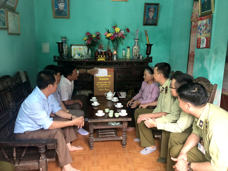 Đoàn thăm hỏi và tặng quà cho mẹ cụ Nguyễn Thị Rảnh, khu Mỹ Cụ 1 phường Hưng Đạo.