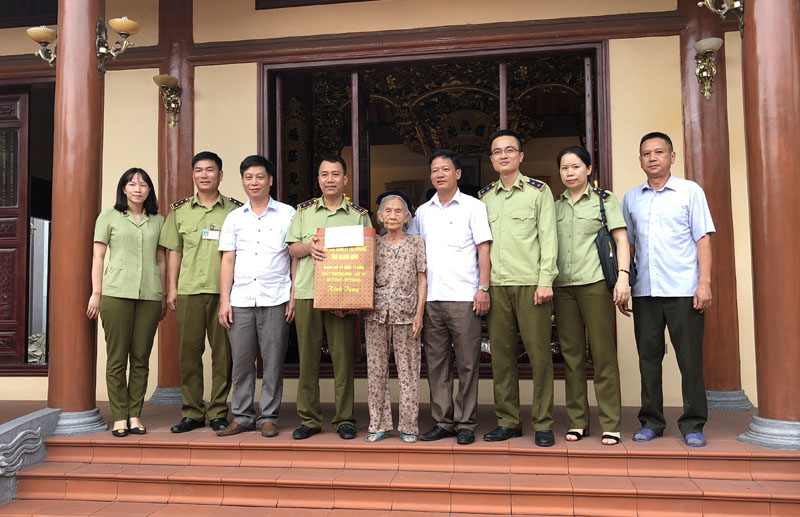 Đoàn thăm hỏi và tặng quà cho mẹ Ngô Thị Bàn, khu Vĩnh Tuy 2, phường Mạo Khê.