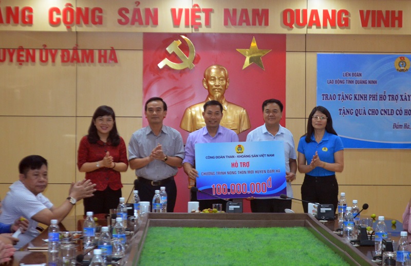 Các lãnh đạo: Huyện Đàm Hà, LĐLĐ tỉnh và Công đoàn Than - Khoáng sản Việt Nam trao