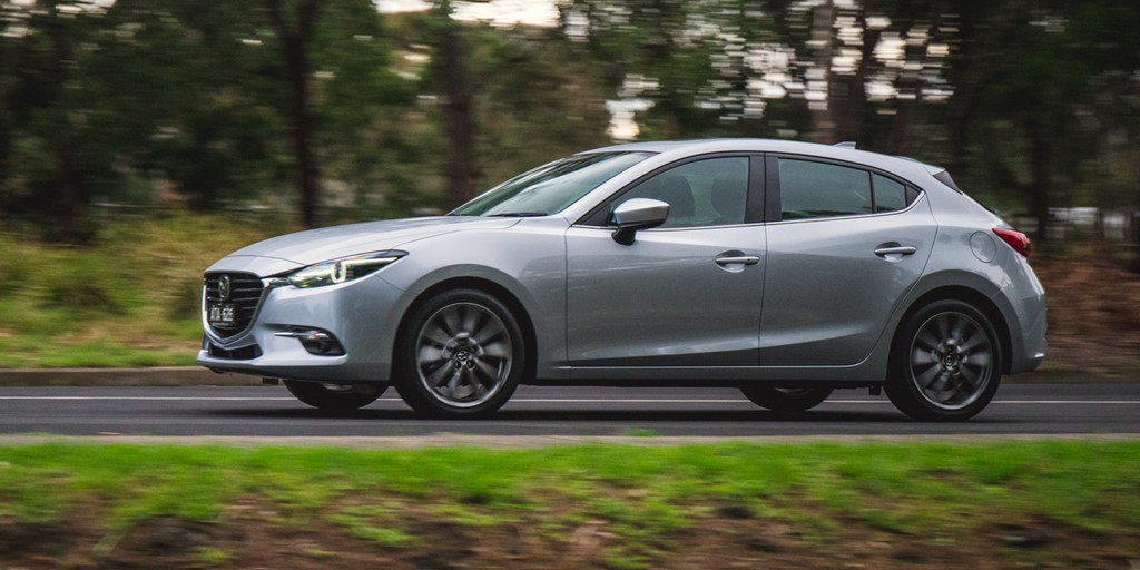 Mazda 3 được đánh giá vận hành trơn tru hơn so với Honda Civic khi xe tăng tốc.