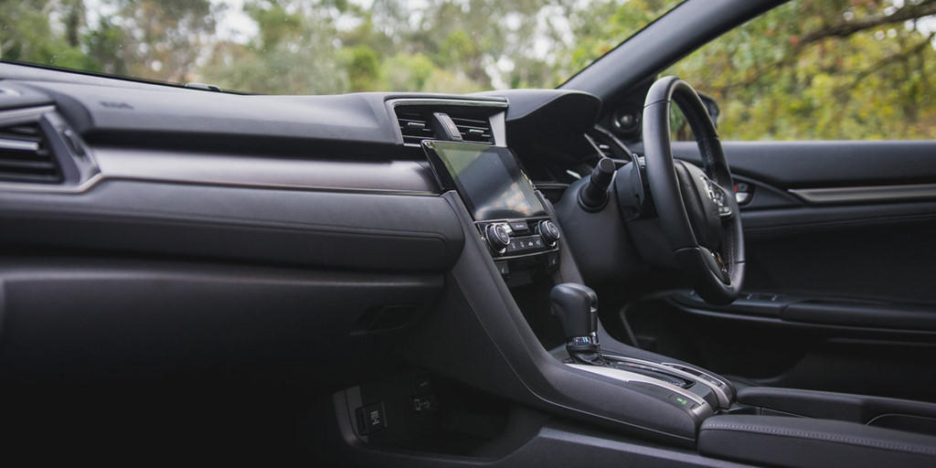 Nội thất Honda Civic tối giản với bảng điều khiển đơn giản và một số nút bấm.