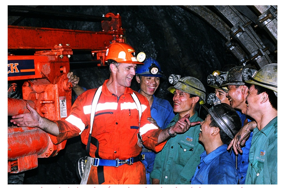 Chuyên gia máy đào lò người Thụy Sĩ chuyển giao công nghệ cho công nhân mỏ Mạo Khê.