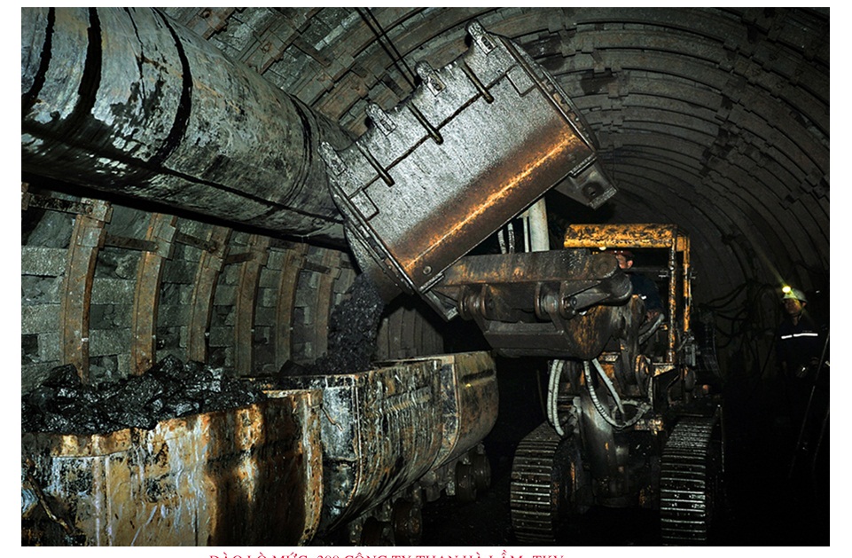 Khai thác than dưới hệ thống lò giếng đứng ở Hà Lầm.