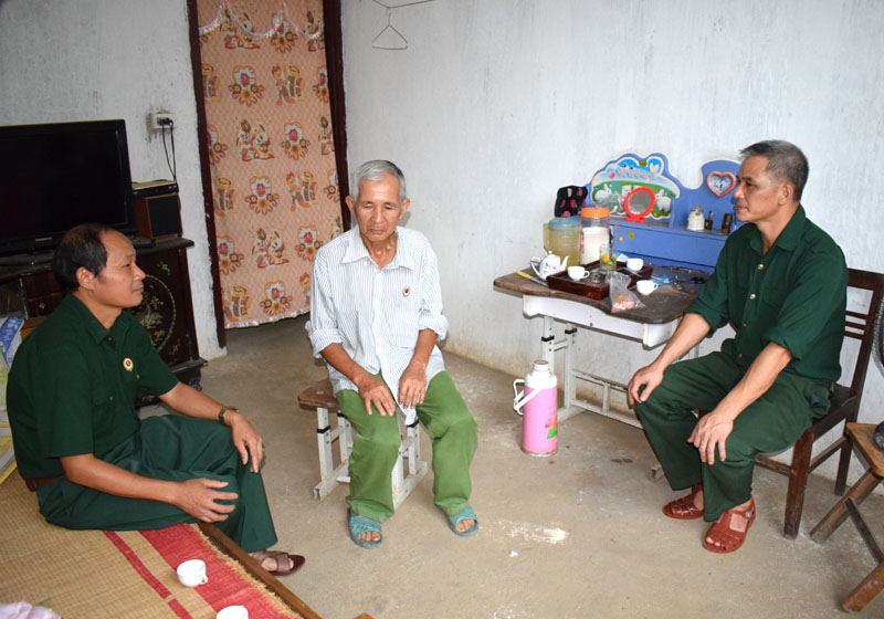 Các lãnh đạo CCB thị trấn Bình Liêu đến thăm hỏi gia đình ông Sầu (giữa) để tìm giải pháp giúp đỡ