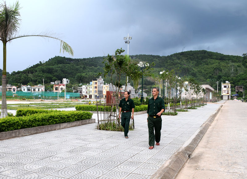 Hàng cây sở ở Quảng trwngf 25 tháng 12 được các CCB chăm sóc ngày càng xanh tươi