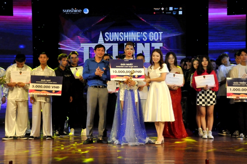 Kết thúc đêm chung kết, Ban tổ chức đã trao giả nhất cho thí sinh .