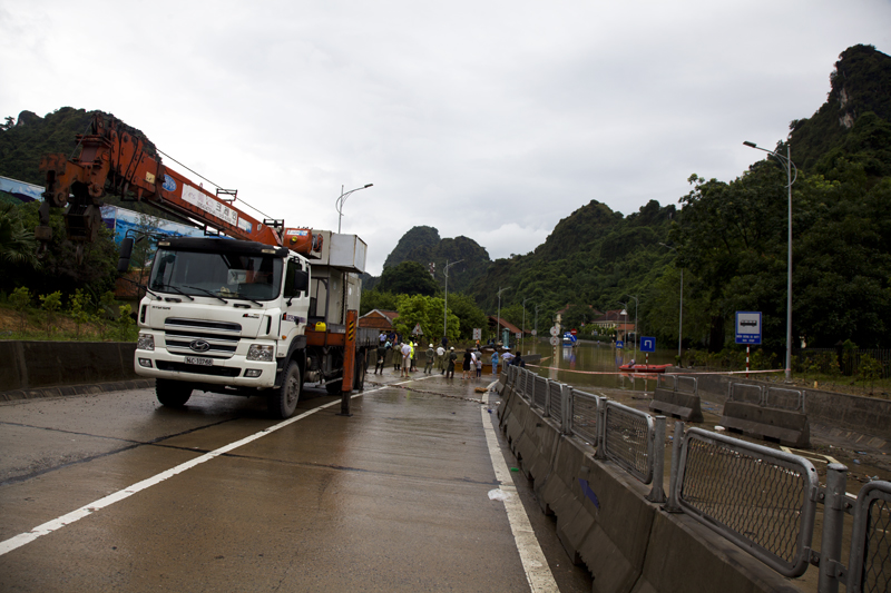 Trạm điện 400KVA và đường ống 1000m được kéo vượt qua dốc Đèo Bụt đưa nước sang khu vực phường Hà Phong, TP Hạ Long