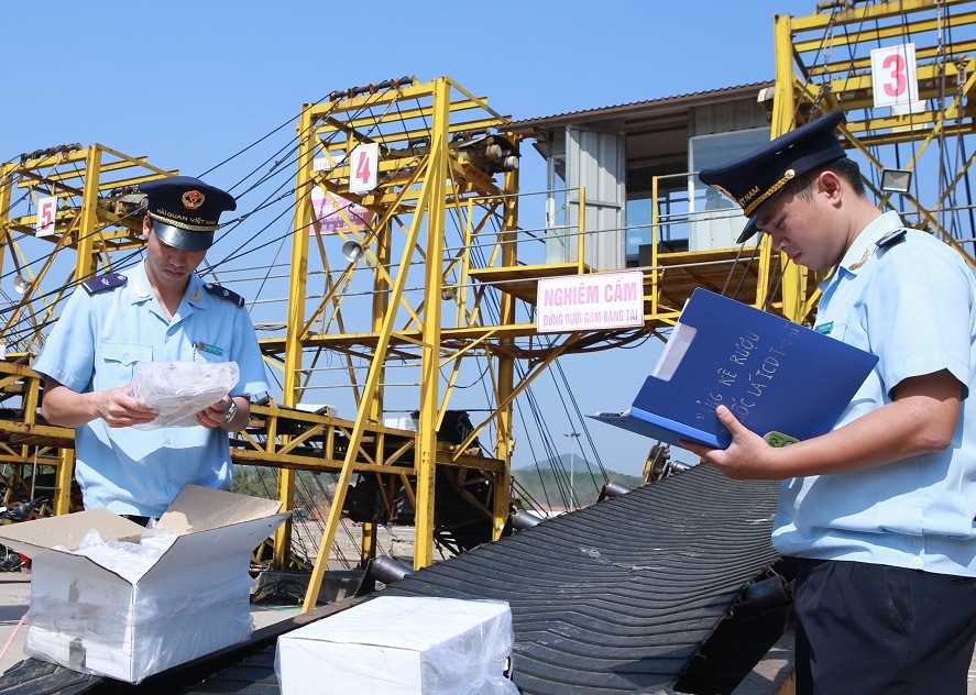 Cán bộ Chi cục Hải quan Móng Cái kiểm tra hàng hóa tại Cảng ICD Thành Đạt.