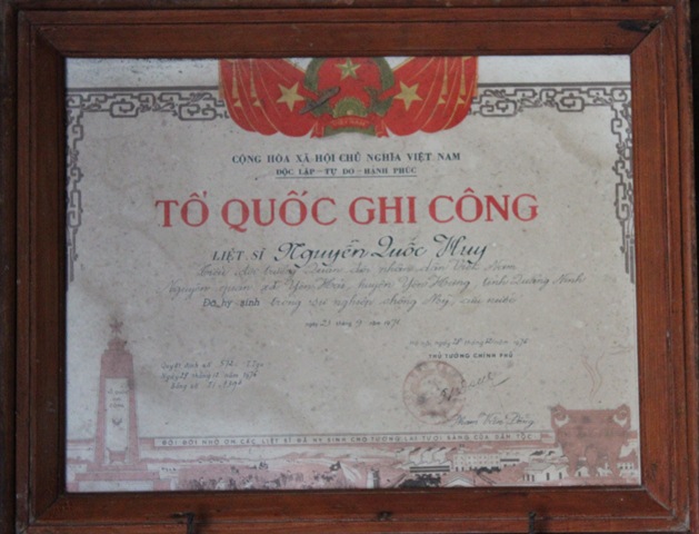 Bằng Tổ quốc ghi công của liệt sĩ Nguyễn Quốc Huy. Ảnh: Long Vũ (CTV).