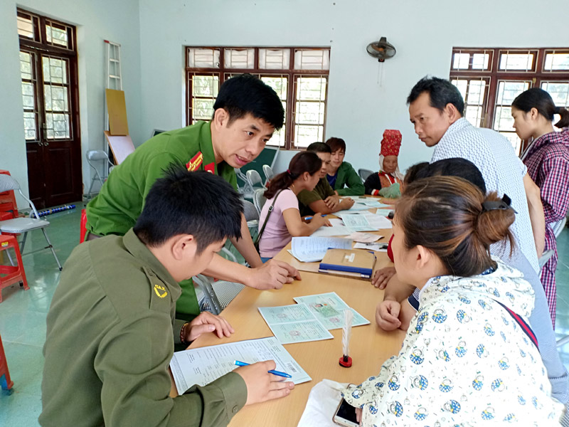 Thượng tá Nguyễn Thanh Tùng - Phó Trưởng công an huyện phân tích để người dân hiểu rõ sự khác nhau giữa 2 từ nơi sinh và quê quán, để ghi vào phiếu cho chuẩn xác