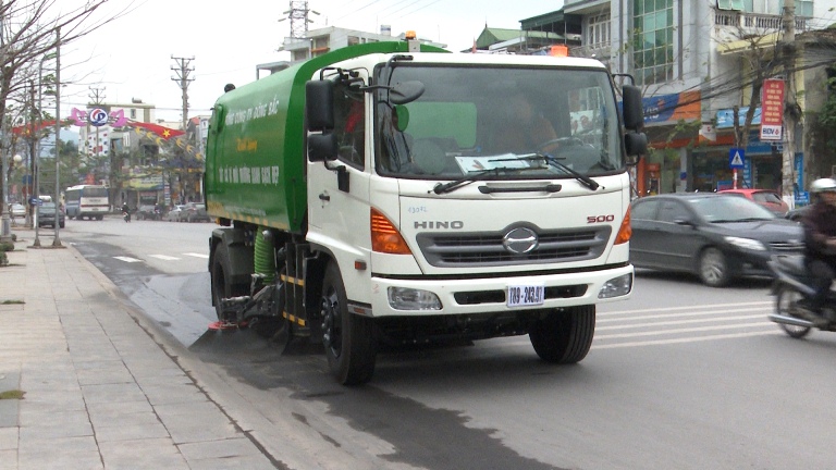 Xe chuyên dụng thường xuyên hút bụi làm sạch đường phố