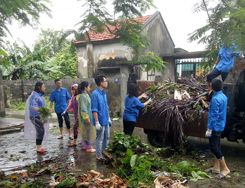 ĐVTN phường Cẩm Đông tham gia thu dọn vệ sinh tại khu phố