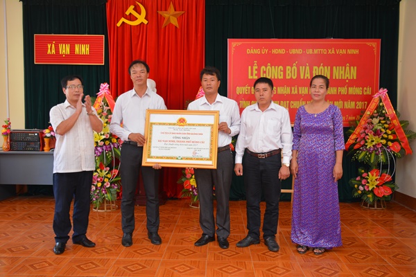 Lãnh đạo xã Vạn Ninh đón nhận Quyết định công nhận xã đạt chuẩn Nông thôn mới năm 2017.