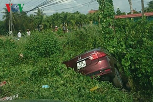 Chiếc ô tô gây tai nạn lao khỏi đường hư hỏng nặng phần đầu.
