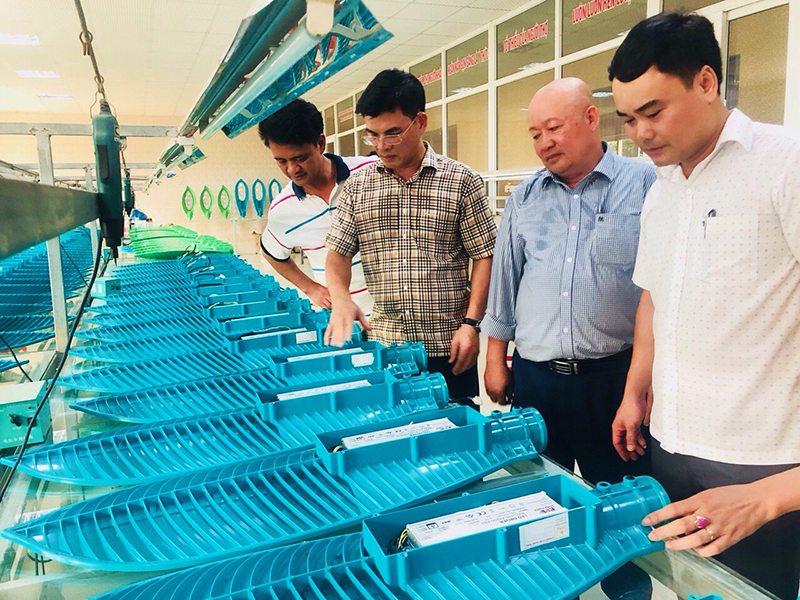 Lãnh đạo TP Uông Bí tìm hiều tình hình sản xuất tại Xí nghiệp nâng hạ cơ khí Quang Trung
