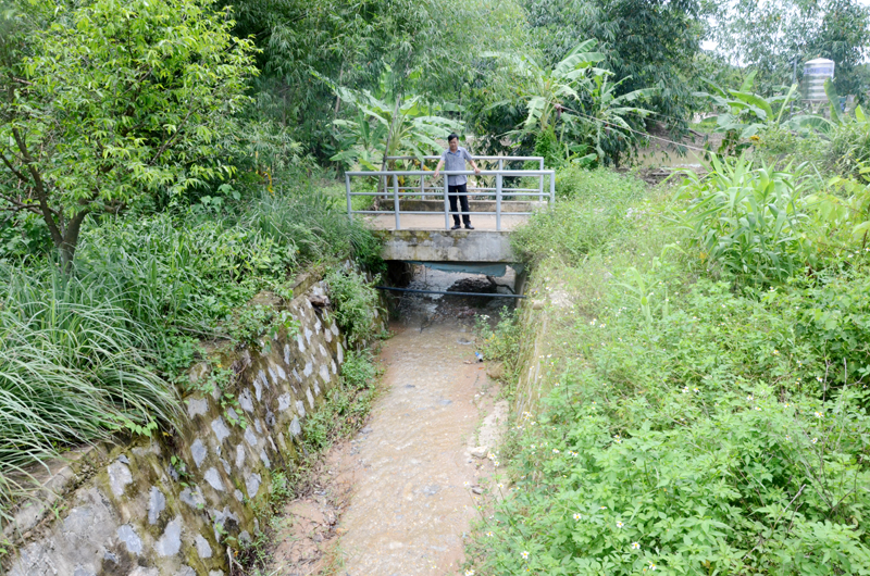 Hệ thống mương thoát nước gần nhà ông Hoàng Văn Sinh, khu 9, thị trấn Trới, huyện Hoành Bồ,