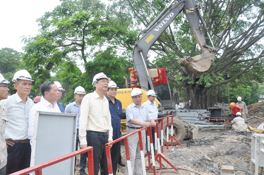 đồng chí Nguyễn Văn Đọc, Bí thư Tỉnh ủy, Chủ tịch HĐND tỉnh đã đi kiểm tra tình hình triển khai Dự án Cung văn hóa thanh thiếu nhi Quảng Ninh 
