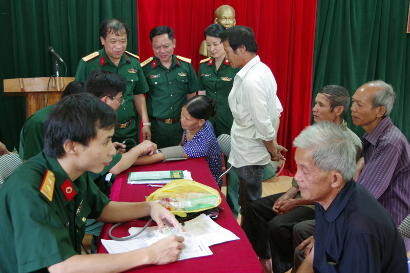 Bộ CHQS tỉnh tổ chức khám chữa bệnh cho các đối tượng chính sách trên địa bàn huyện Bình Liêu. 