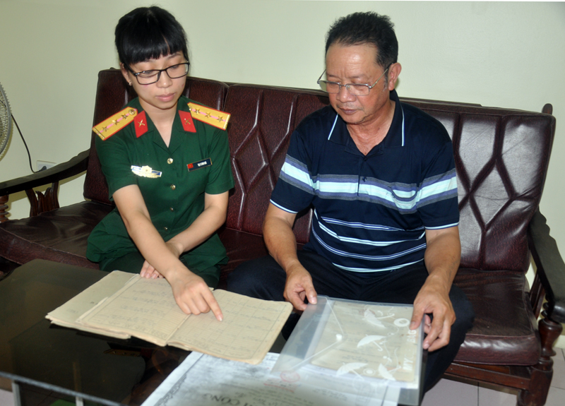Cán bộ Ban Chính sách, Bộ  CHQS tỉnh hướng dẫn ông Lê Văn Lương, xã Liên Vị, TX Quảng Yên tìm trích lục thông tin phần mộ liệt sĩ 