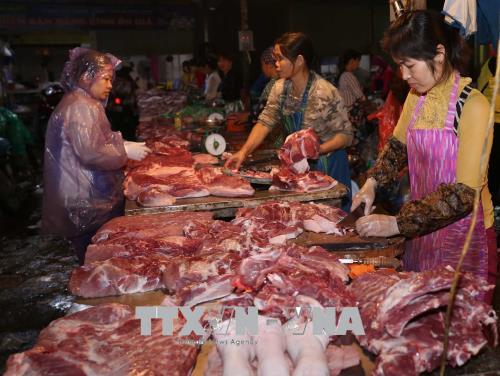 Người dân mua thịt tại chợ Phùng Khoang, quận Thanh Xuân. Ảnh: Vũ Sinh/TTXVN