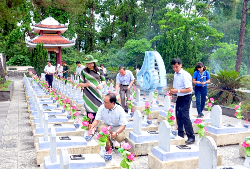 Đoàn đại biểu tỉnh Quảng Ninh dâng hương tưởng niệm các Anh hùng liệt sĩ tại Nghĩa trang Liệt sĩ quốc gia Trường Sơn (huyện Gio Linh, tỉnh Quảng Trị)