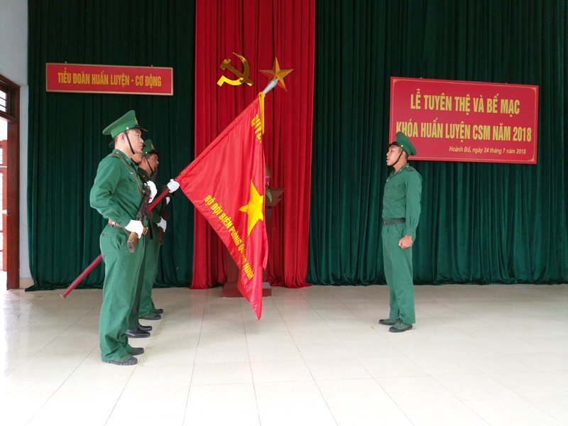 Đại diện chiến sĩ trẻ tuyên thệ trước Cờ thi đua quyết thắng của BĐBP tỉnh