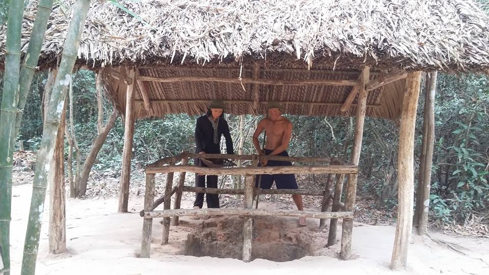 Du khách đến địa đạo và mua vé vào tham quan với giá 20.000 đồng một người. Hệ thống địa đạo bao gồm bệnh xá, nhiều phòng ở, nhà bếp, kho chứa, phòng làm việc, hệ thống đường ngầm dưới lòng đất.