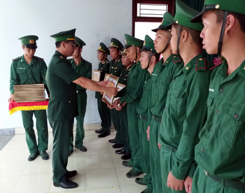 Đại tá Đặng Toàn Quân, Chỉ huy trưởng Bộ Chỉ huy BĐBP tỉnh trao thưởng cho những tập thể, cá nhân có thành tích xuất sắc trong huấn luyện