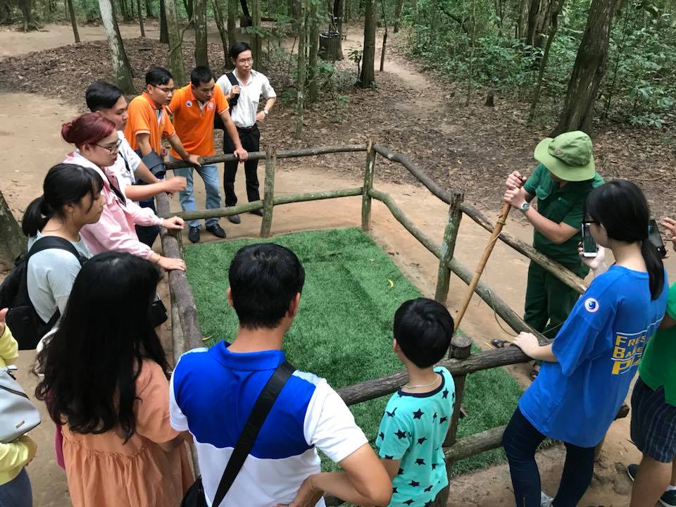 Trên mặt đất và trong địa đạo còn có rất nhiều ụ chiến đấu, bãi mìn, hố đinh, hầm chông, bẫy... được bố trí thành các cụm liên hoàn tạo ra trận địa vững chắc trong thế trận chiến tranh du kích, gọi là xã chiến đấu.